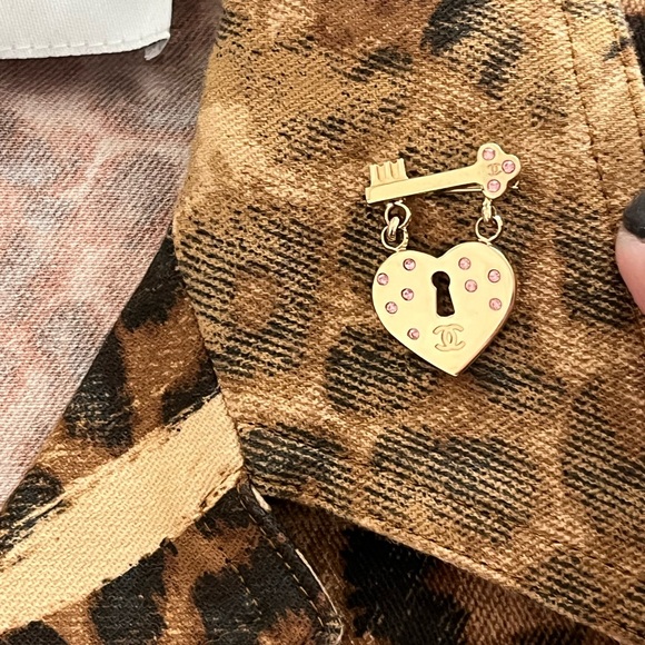 Authentic Chanel Brooch Coco Mark Heart Key - Colour Stone Pink- 24k Gold Plated - Picture 5 of 12
